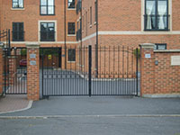 The Melton Mowbray is a popular flat top steel design with a subtle decorative rise at either end of the top. Flat topped gates often look better than curved gates when they are lined through with railing panels adds interest and avoids the gate looking completely rectangular. 