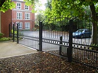 The Melton Mowbray is a popular flat top steel design with a subtle decorative rise at either end of the top. Flat topped gates often look better than curved gates when they are lined through with railing panels, adds interest and avoids the gate looking completely rectangular. 